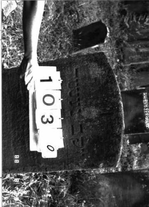 Grabstein 1030 (Index: 100098988) Maße HxBxT: 118x50x9 cm: Grabstein 1030A (Detailaufnahme)