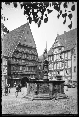 Hildesheim. Altstädter Markt mit Rolandbrunnen und Knochenhaueramtshaus (Zunfthaus der Fleischer). Straßenbild