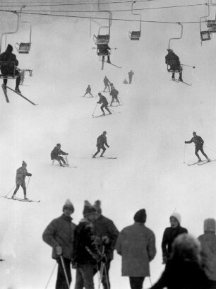 Österreich. Im Skigebiet bei Seefeld/Tirol lassen sich Wintersportler mit einem Skilift den Hang hinauf befördern. Dann geht es sportlich talwärts. Aufgenommen 1970