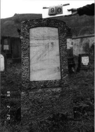 Grabstein 90 (Index: 99798541) Material: Granit, Schriftplatte Marmor Zustand: sehr gut Maße HxBxT: 126x54x25 cm Beschreibung: Stele mit Segmentbogenabschluß, Schriftplatte, Sockel: Grabstein 90