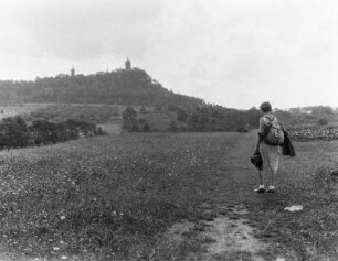 Blick zu Burg Ranis mit Wanderin
