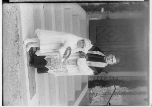 Primizfeier Burth, Krauchenwies; Priester mit Primizbräutchen vor dem Kircheneingang