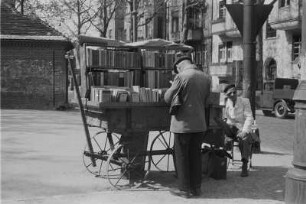Berlin. Ambulanter Buchhändler