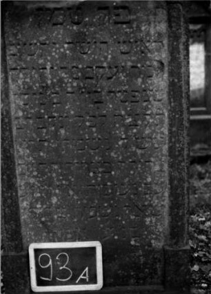 Grabstein 93 (Index: 100111193) Material: Sandstein Zustand: leicht verwittert Maße HxBxT: 139x66x11 cm Beschreibung: ädikulaartige Stele mit Halbsäulen, giebelartiger Abschluß mit Verdachung Symbolik: Blüte: Grabstein 93A