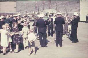Reisefotos Norwegen. Landgang. Blaskapelle vor einem Bus (Rutevogn-Fuglenesruten), vielleicht in Hammerfest aufspielend