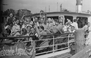 Dampferfahrt von Treptow : Winkende Schiffspassagiere
