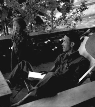 Tochter und Vater in einer Terrasse am Tempelberg (China 1959)