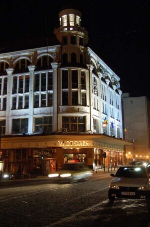Bürohäuser am Abend in der Calea Victoriei im Stadtzentrum von Bukarest