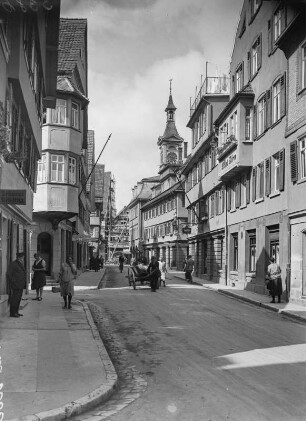Aaalen. Hauptstraße mit Hotel "Bären", Hauptstraße 5. Blick zum Rathaus mit "Spionturm"