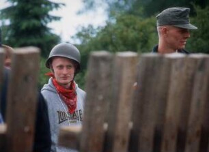 FAP-Treffen beim Rechtsextremisten Thorsten Heise in Northeim, am 04.06.94. hier: Neonazis am Zaun der Anlage
