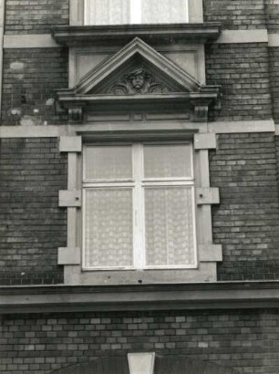 Freiberg (Sachsen), Dammstraße 28. Wohnhaus (um 1900), Fenster (1. Obergeschoss)