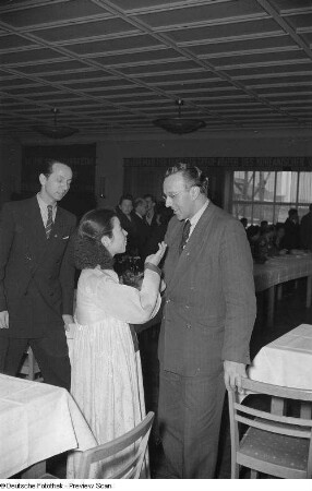 Gespräch zwischen einer koreanischen Studentin und dem Leipziger Oberbürgermeister Erich Uhlich