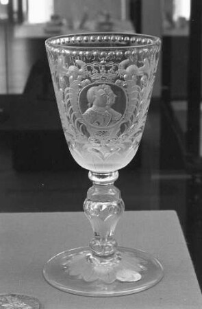 Badisches Landesmuseum. Ausstellung von Porträttassen aus der "Glassammlung Heine"