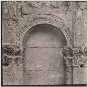Rundbogennische, Baalbek: Ansicht der Verzierungen und Kapitelle