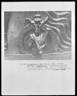 Symbol des Evangelisten Lukas, unten weibl. Halbfigur in Rundmedaillon
