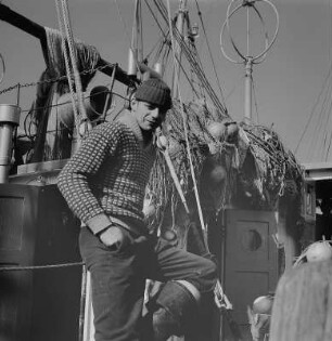 Stralsund. Fischereihafen, Fischer in einem Boot