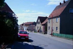 Straßenansicht, beidseitig Gebäude