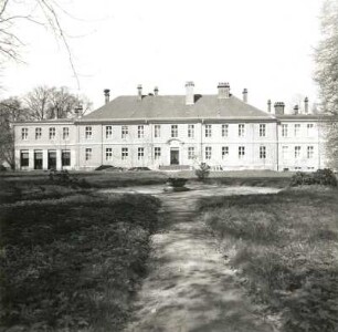 Golßen. Schloss (1720, ab 1788 Anbauten). Hauptfront