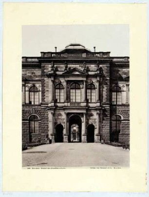 Mittelrisalit oder Portal der Gemäldegalerie Alte Meister (Semperbau) in Dresden von Norden