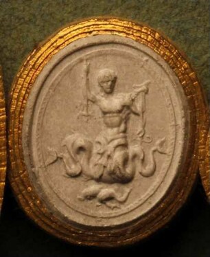 Triton mit Zepter und Ruder, darunter zwei Delphine (Daktyliothek, Erstes Mythologisches Tausend)