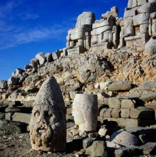 Nemrut Dağı, Grabstätte und Heiligtum, thronende Monumentalstatuen