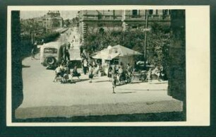Allee Ecke Moltkestraße mit Kiosk vor Ruine der Harmonie; im Hintergrund das Stadttheater; Omnibus
