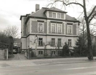 Dresden-Strehlen, Karcherallee 33/Ecke Königsteinstraße. Villa (A. 20. Jh.). Straßenansicht mit Hauseingang