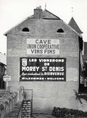 Am Ortseingang von Morey St Denis, einem der berühmtesten Weinorte der Region