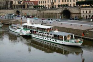 Dresden. Terrassenufer vor der Brühlsche Terrasse. Ansicht mit Elbdampfer "Dresden"
