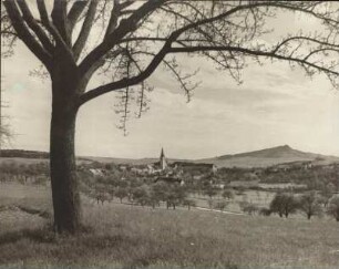 Stadt Engen im Hegau, Bodenseegebiet, hinten der Hohenhewen : Stadt Engen im Hegau. Bodenseegebiet. Hinten der Hausberg von Engen, der Hohenhewen
