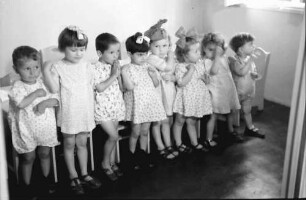 Bukarest: Institut für Ausbildung von Fürsorgeschwestern, Kindergruppe beim Beten