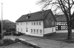 Altes Schulhaus (ehemalige Schule, heute Wohnhaus, Fachwerk); Battenberg, Bahnhofstraße 5
