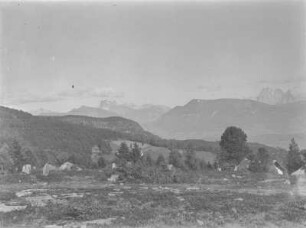 Landschaft : Italien, Südtirol. Blick vom Ritten auf die Geislerspitzen (links) und Lanfkofel (rechts)