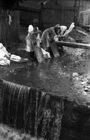 Cestine: kroatische Wäscherinnen am Bach