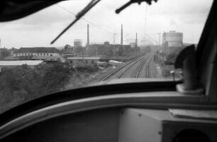 Rheinau: Strecke; rechts Gasometer bei Rheinau