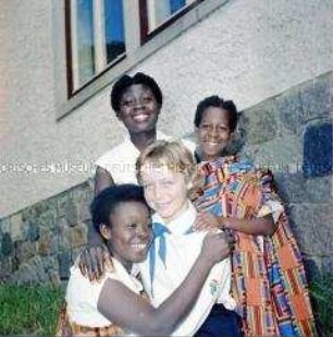 Mädchen aus Guinea zu Gast in der Pionierrepublik "Wilhelm Pieck" in Altenhof am Werbellinsee