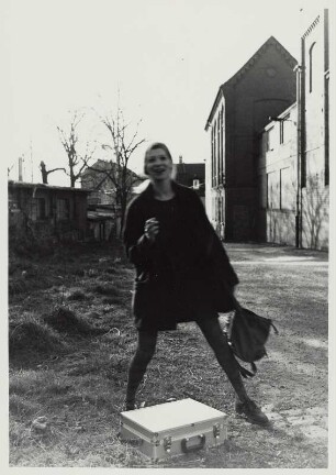 Junge Frau mit Zigarette und Alu-Koffer, Leipzig