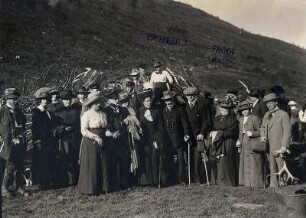 Bei Tromsø/ Norwegen: Gruppenbildnis mit Touristen in Samenlager vor einer Erdhütte