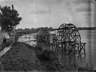 Wasserrad : Ein hölzernes Wasserrad im Seyhan.
