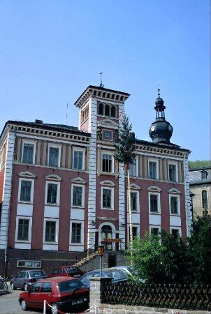 Gesamtansicht des Rathauses, davor Maibaum