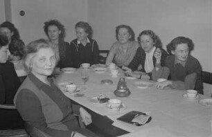 Feier zum Internationalen Frauentag im Henschel-Verlag : Mitarbeiterinnen des Verlags während der Feier