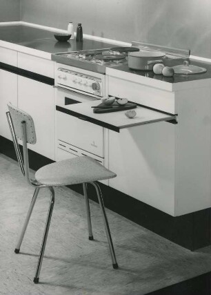 Topfschrank "2610" und Siemens Elektroherd der Küche "form 2000" der Fr. Poggenpohl KG