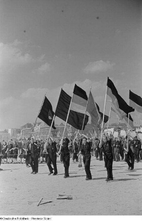 FDJ-Mitglieder im Demonstrationszug der Sportlerparade auf dem Marx-Engels-Platz (heute: Schlossplatz)