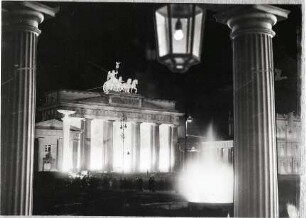 Berlin: Brandenburger Tor angestrahlt (vom Portal der französichen Botschaft)