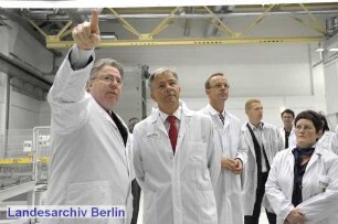 Der Regierende Bürgermeister von Berlin, Klaus Wowereit (2.v.l.) besucht den Bezirk Marzahn - Hellersdorf