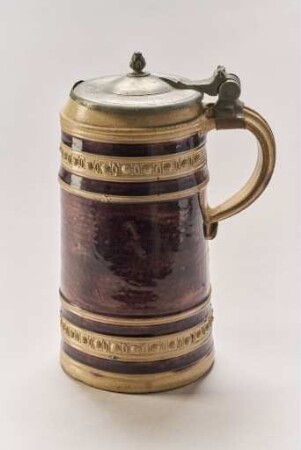 Manganfarbener Walzenkrug mit Relieffriese und Zinndeckel