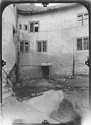 Heldburg (Bad Colberg-Heldburg). Veste Heldburg (Baubeginn 12. Jh.). Kommandantenbau. Hofansicht (Teilansicht)