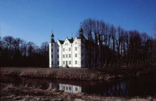 Schloss Ahrensburg: Ansicht von Südosten: Südfassade mit angrenzenden Türmen: an mittlerem Giebelhaus Sonnenuhr: Gartenportal, Gartenbrücke über inneren Schlossgraben: rechts Lindenreihe: im Vordergrund äußerer Schlossgraben