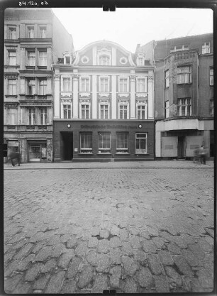 Stralsund-Altstadt, Schillstraße. Wohnhaus mit Laden. Straßenfront