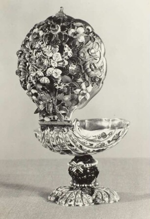 Schälchen in Form einer Kammuschel mit Schaft in Form eines Mohrenkopfes und mit Diamantenzierrat auf dem Deckel
